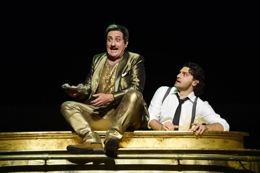 Deutsche Oper am Rhein / L'elisir d'amore - Bruno Balmelli (Dulcamara), Georgy Vasiliev (Nemorino) © Hans Joerg Michel