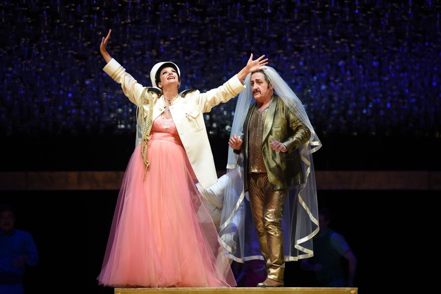 Deutsche Oper am Rhein / L'elisir d'amore - Luiza Fatyol (Adina), Bruno Balmelli (Dulcamara) © Hans Joerg Michel