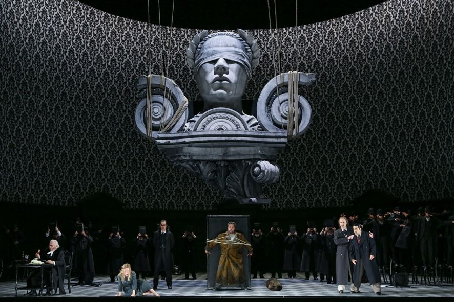 Oper Frankfurt / Die diebische Elster / La gazza ladra (Oper Frankfurt, 2014)_ zeigt vorne v.l.n.r. Amtsrichter, Ninetta, Gottardo, Fernando Villabella, Fabrizio Vingradito und Giannetto sowie im Hintergrund das Ensemble © Wolfgang Runkel