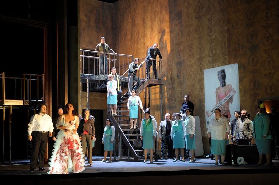 Oper Frankfurt / Lucia di Lammermoor_zeigt in der linken Bildhälfte v.l.n.r. Enrico, Raimondo, Lucia und Alisa sowie in der rechten Bildhälfte den Chor der Oper Frankfurt © Monika Rittershaus