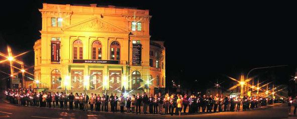 Theater und Philharmonie Thüringen / Lichterkette vor Theater © Stephan Walzl