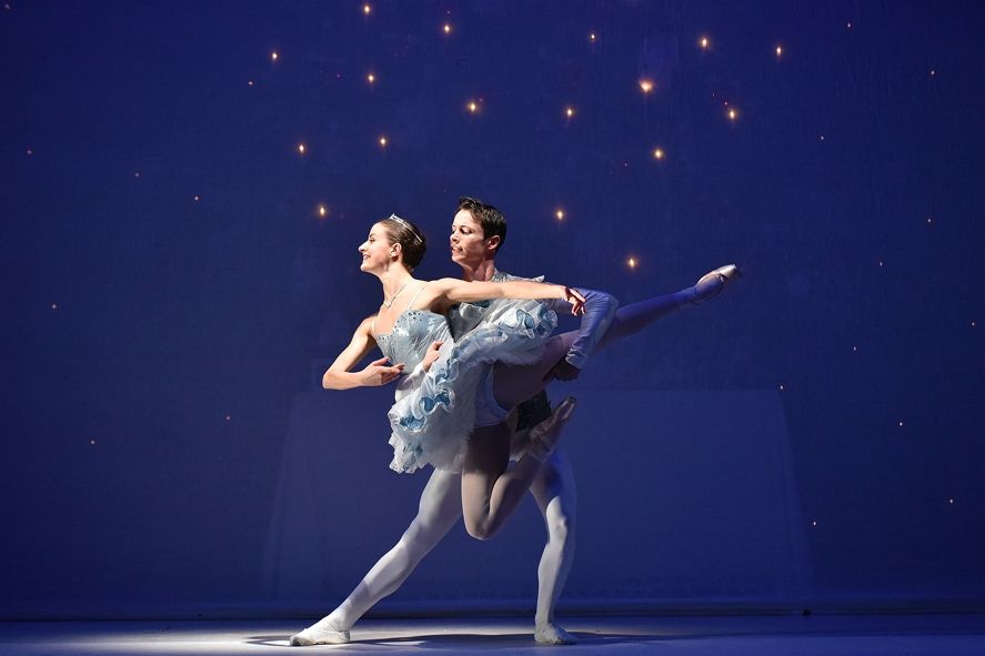 Staatstheater Cottbus / UNTERM WEIHNACHTSBAUM Szenenfoto mit Greta Dato und Stefan Kulhawec © Marlies Kross