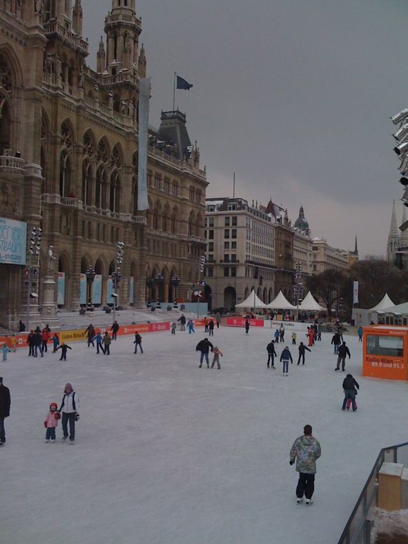 Wien / Wiener Rathaus mit Eislauffläche © IOCO