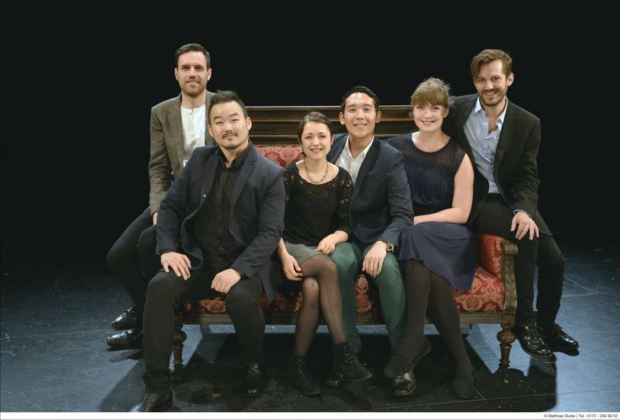 Theater Krefeld-Mönchengladbach / (v.l.n.r.: Jan-Paul Reinke, Shinyoung Yeo, Manon Blanc-Delsalle, James Park, Amelie Müller, Yorgos Ziavras) © Matthias Stutte