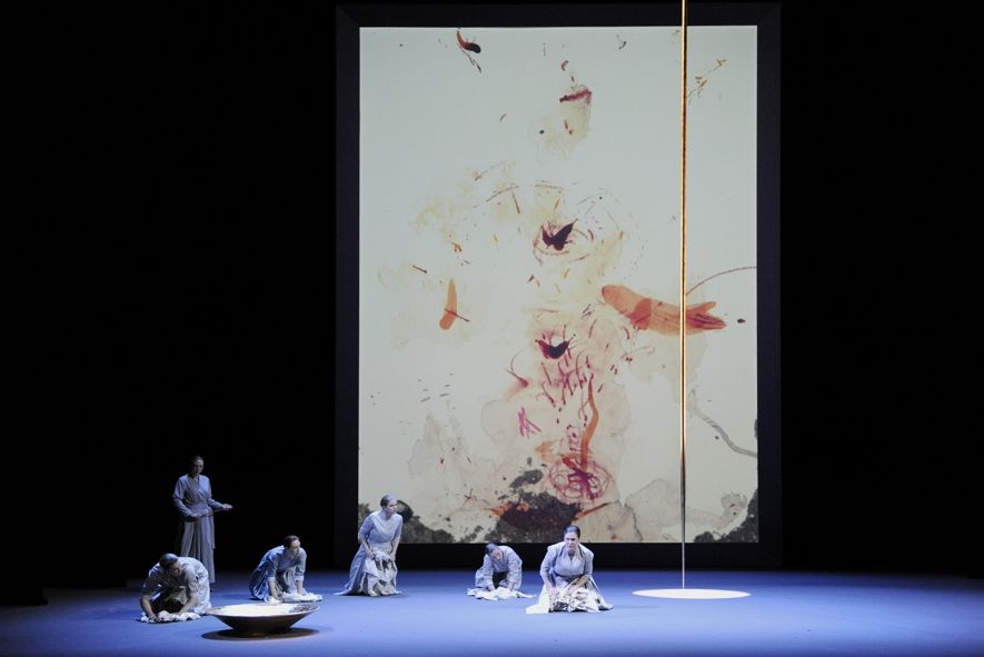 Hessisches Staatstheater Wiesbaden / Elektra _ Merit Ostermann, Sophie Angebebault, Ute Döring, Betsy Horne, Simone Brähler, Cordula Berner © Martin Kaufhold Hessisches Staatstheater Wiesbaden / Elektra _ Merit Ostermann, Sophie Angebebault, Ute Döring, Betsy Horne, Simone Brähler, Cordula Berner © Martin Kaufhold