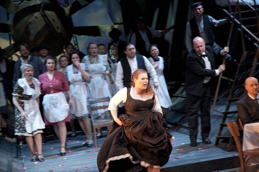 Theater und Philharmonie Thüringen / JENUFA / Anne Preuss (Jenufa); Mitte Jeff Stewart (Laca Klemen) und Damen und Herren des Opernchors © Stephan Walzl Theater und Philharmonie Thüringen / JENUFA / Anne Preuss (Jenufa); Mitte Jeff Stewart (Laca Klemen) und Damen und Herren des Opernchors © Stephan Walzl