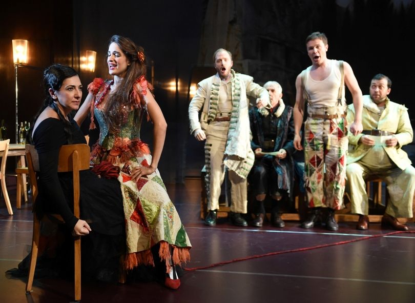 Deutsche Oper am Rhein / Ariadne auf Naxos _ Karine Babajanyan (Ariadne), Elena Sancho Pereg (Zerbinetta), Cornel Frey (Brighella), Bruce Rankin (Scaramuccio), Dmitri Vargin (Harlekin), Bogdan Talos (Truffaldin) © Hans Jörg Michel