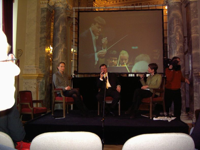 Dresden / Ex-Ministerin Sabine von Schorlemer (l) mit Christian Thielemann (Mitte) © IOCO