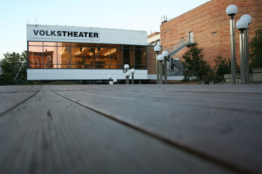 Rostock / Volkstheater_Theatervorplatz mit Blick auf BUG © Judith Zinke