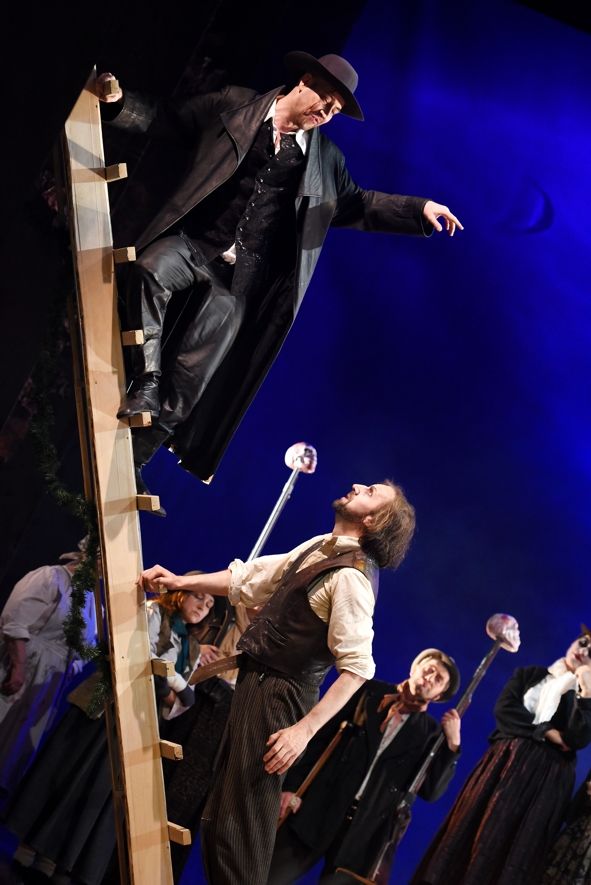 Theater und Philharmonie Thüringen / DER FREISCHÜTZ - Hans-Georg Priese (Max) unten Kai Wefer (Kaspar) Damen und Herren des Opernchores © Theater und Philharmonie Thüringen Theater und Philharmonie Thüringen / DER FREISCHÜTZ - Hans-Georg Priese (Max) unten Kai Wefer (Kaspar) Damen und Herren des Opernchores © Theater und Philharmonie Thüringen