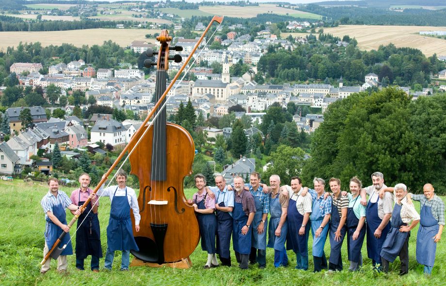 Markneukirchen / Riesengeige und Instrumentenbauer © EllenLiebner-JanHesse 