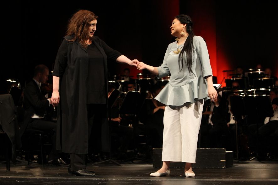 Osnabrück / Elektra wirbt um Chrysothemis’ Hilfe © Jörg Landsberg Osnabrück / Elektra wirbt um Chrysothemis’ Hilfe © Jörg Landsberg