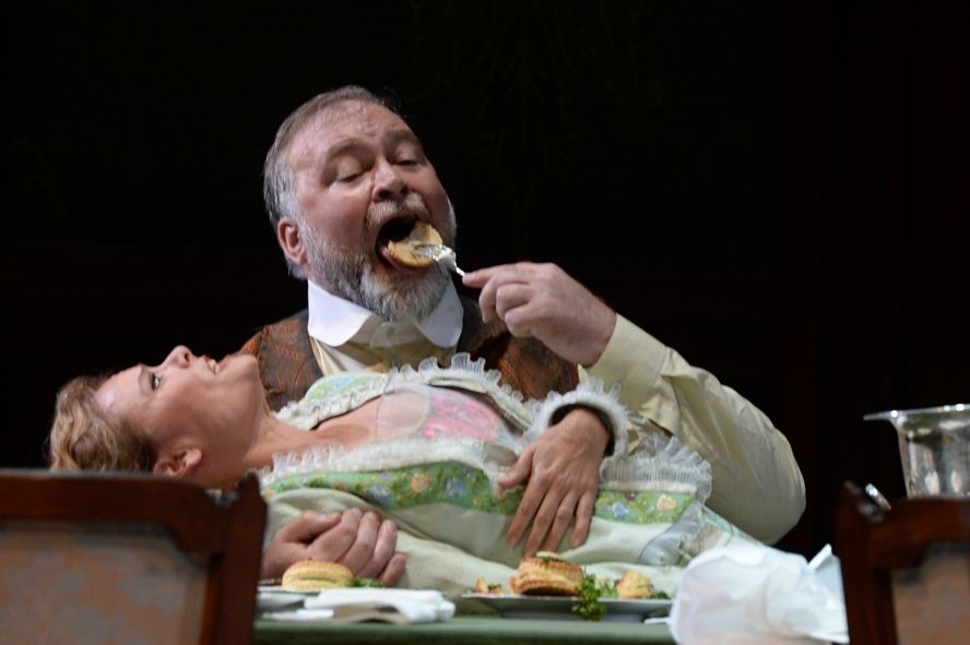 Deutsche Oper am Rhein / Die Lustigen Weiber von Windsor - Anke Krabbe (Frau Fluth), Hans-Peter König (Sir John Falstaff) © Hans Jörg Michel - www.foto-drama.de