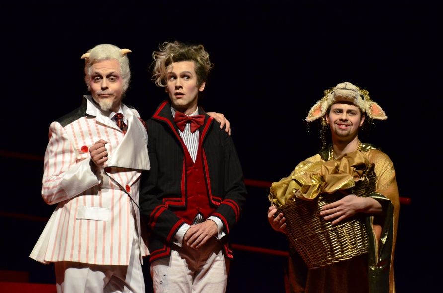 Volkstheater Rostock / CANDIDE_James J.Kee_Christopher Diffey Anton Shults © Dorit Gätjen Volkstheater Rostock / CANDIDE_James J.Kee_Christopher Diffey Anton Shults © Dorit Gätjen