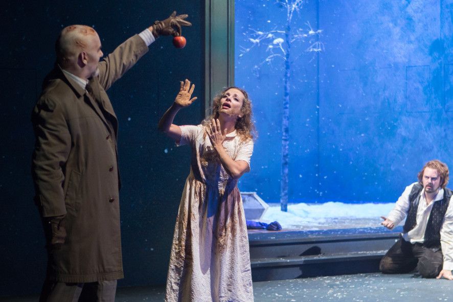 Theater Münster / Faust von Charles Gounod - Mephisto verführt Marguerite und Faust © Oliver Berg Theater Münster / Faust von Charles Gounod - Mephisto verführt Marguerite und Faust © Oliver Berg