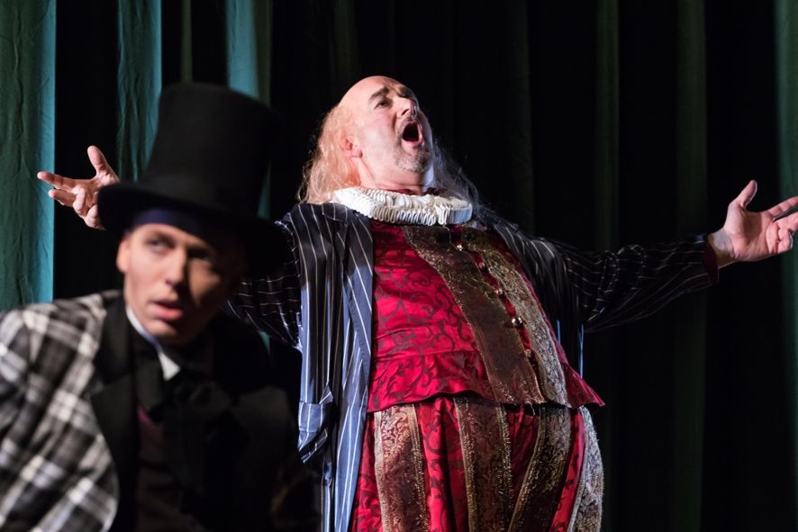 Theater Münster / Falstaff - Cameron Becker (Bardolfo) und Gregor Dalal (Sir John Falstaff) © Oliver Berg Theater Münster / Falstaff - Cameron Becker (Bardolfo) und Gregor Dalal (Sir John Falstaff) © Oliver Berg