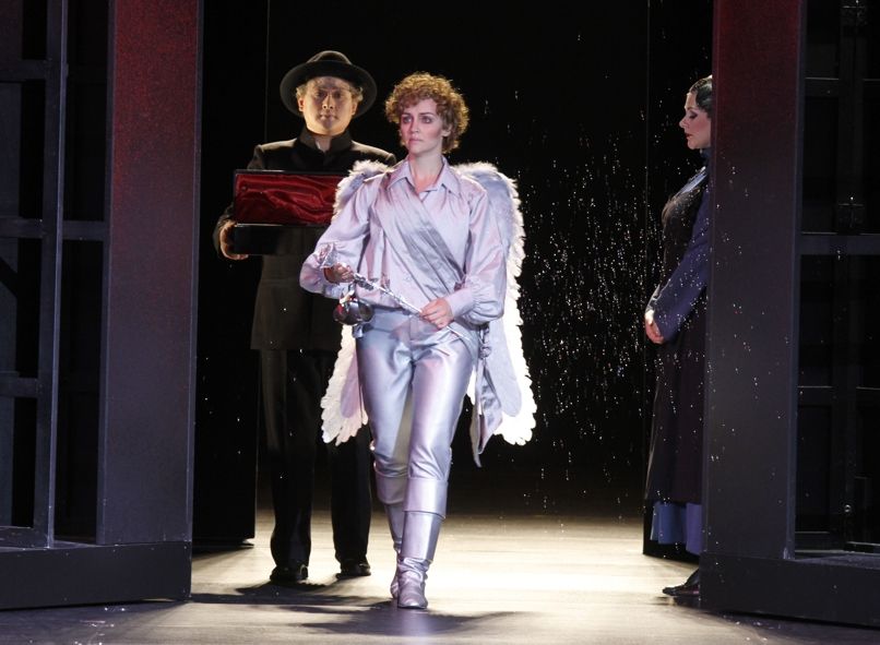 Theater Hagen / Rosenkavalier - Kejia Xiong (Haushofmeister bei Faninal), Kristine Larissa Funkhauser (Octavian), Sophia Leimbach (Leitmetzerin) ©Klaus Lefebvre