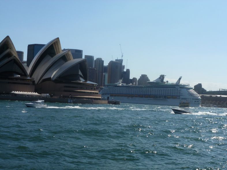 Sydney / Opera House mit Kreuzfahrtschiff 