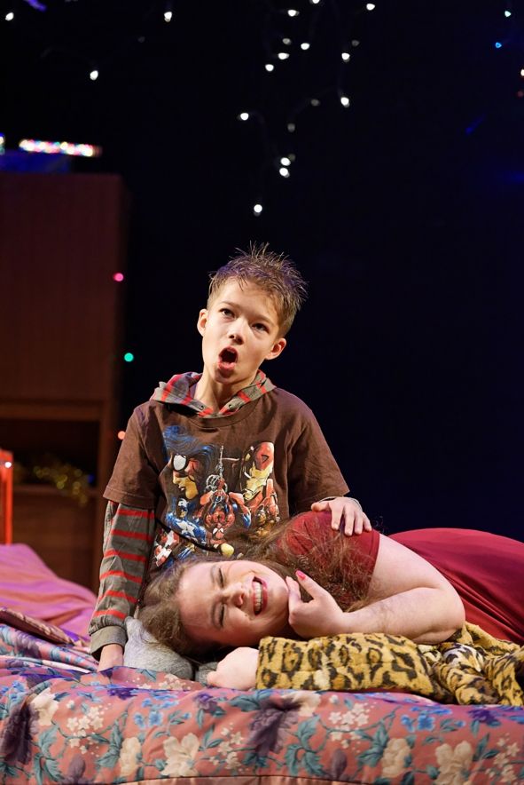 Theater und Philharmonie Thüringen / Amahl und die nächtlichen Besucher Weihnachtsoper von Gian-Carlo Menotti Marius Theisinger (Amahl) Anne Preuß (seine Mutter) © Sabina Sabovic Theater und Philharmonie Thüringen / Amahl und die nächtlichen Besucher Weihnachtsoper von Gian-Carlo Menotti Marius Theisinger (Amahl) Anne Preuß (seine Mutter) © Sabina Sabovic