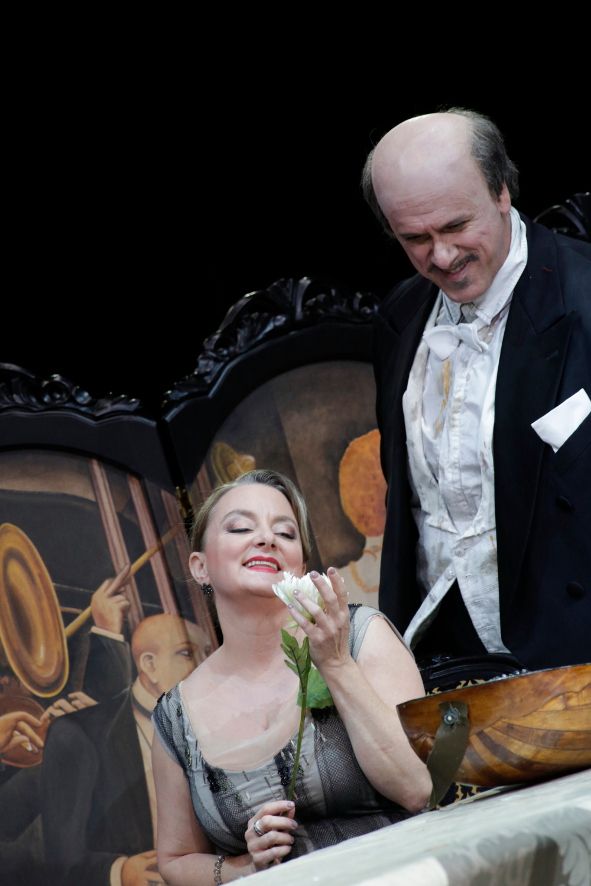 Oper Köln / Falstaff umwirbt Alice Ford © Paul Leclaire Oper Köln / Falstaff umwirbt Alice Ford © Paul Leclaire