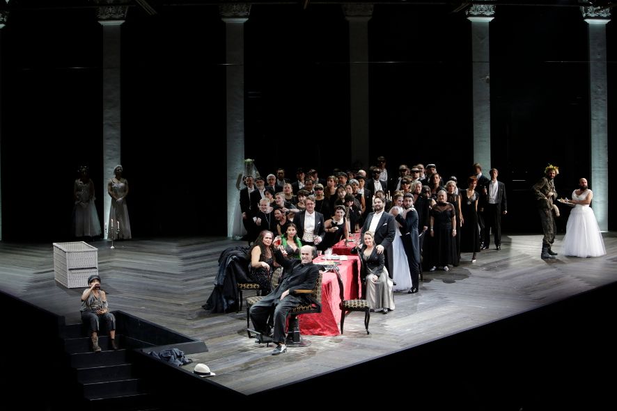 Oper Köln / Falstaff und Ensemble © Paul Leclaire Oper Köln / Falstaff und Ensemble © Paul Leclaire