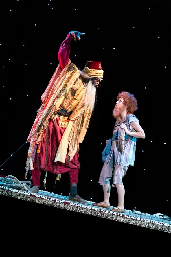 Theater und Philharmonie Thüringen / Aladdin und die Wunderlampe - Ouelgo Téné (Zauberer) und Mechthild Scrobanita (Mihvel) © Sabina Sabovic