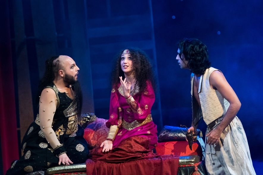 Theater und Philharmonie Thüringen / Aladdin und die Wunderlampe - Avid Moslem (Aladdin), Ioachim Zarculea (Dschinn), Öykü Oktay (Prinzessin Bedrulbudur) © Sabina Sabovic