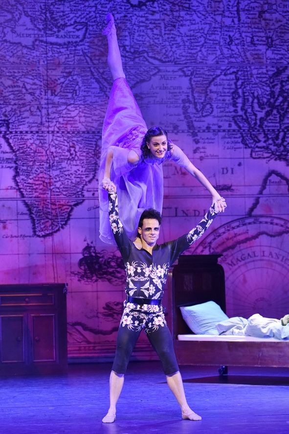 Staatstheater Cottbus / Peter Pan - Szenenfoto mit René Klötzer (Peter Pan) und Greta Dato (Wendy) © Marlies Kross