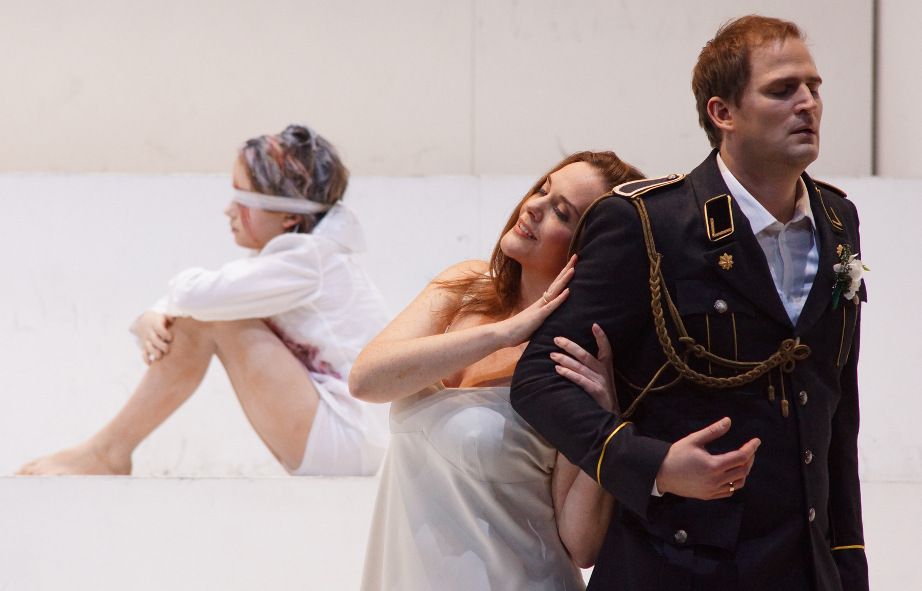 Aalto Theater / Lohengrin - Lohengrin entzieht sich der Elsa © Karl Forster