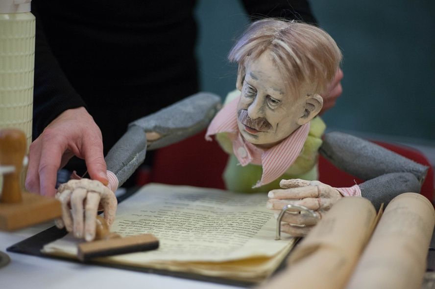 Landesbühnen Sachsen / Der Prozess - Objekttheater nach Kafka - Gymnasium Coswig © Hagen König