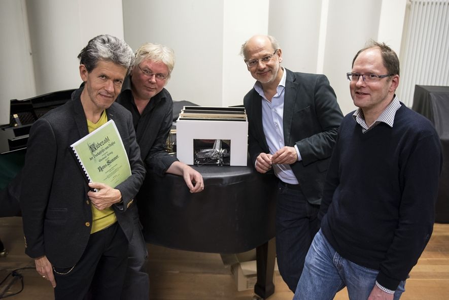 Theater und Philharmonie Thüringen / Rübezahl - Das Regieteam mit dem Bühnenbildmodell v.l.n.r.: GMD Laurent Wagner, Bühnen- u. Kostümbildner Duncan Hayler, Generalintendant Kay Kuntze, Chefdramaturg Felix Eckerle © Sabina Sabovic