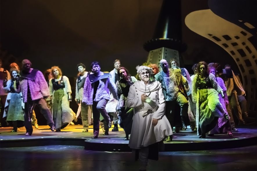 Theater und Philharmonie Thüringen / Rübezahl - Magnus Piontek (Rübezahl, zumeist als der Sackpfeifer Ruprecht Zagel) Damen und Herren des Opernchors © Sabina Sabovic