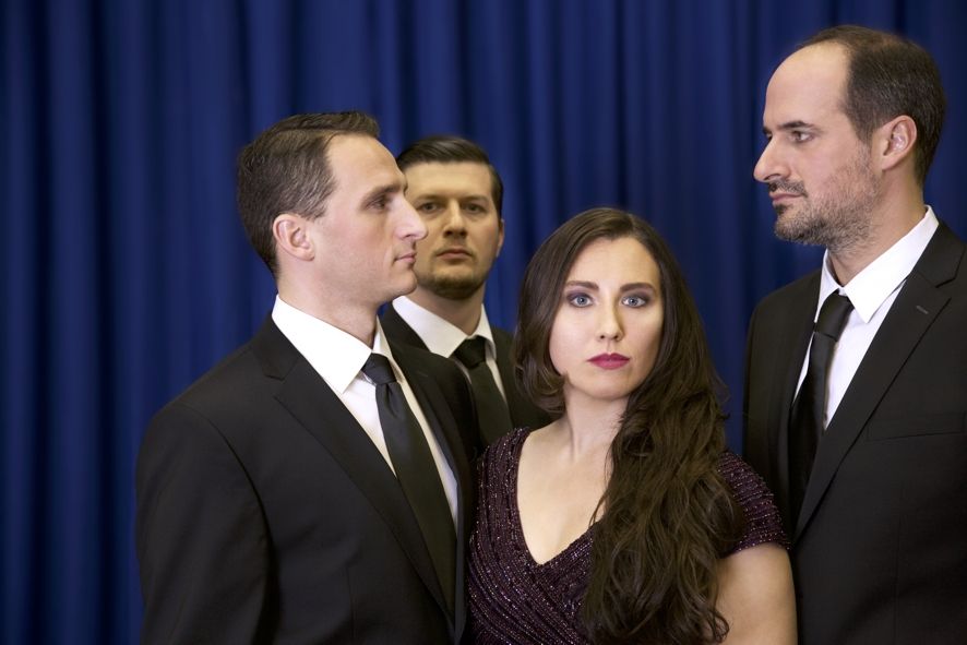 Staatstheater am Gärtnerplatz / DIE PERLENFISCHER Lucian Krasznec (Nadir), Levente Páll (Nourabad), Jennifer O'Loughlin (Leïla), Mathias Hausmann (Zurga) © Christian POGO Zach