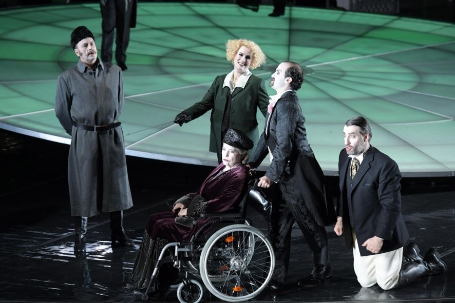 Oper Frankfurt / Der Spieler - v.l.n.r. Dietrich Volle (Potapitsch), Hedwig Fassbender (Babuschka; im Rollstuhl sitzend), Paula Murrihy (Blanche), Theo Lebow (Der Marquis) und Andreas Bauer (General a.D.; kniend) © Barbara Aumüller 