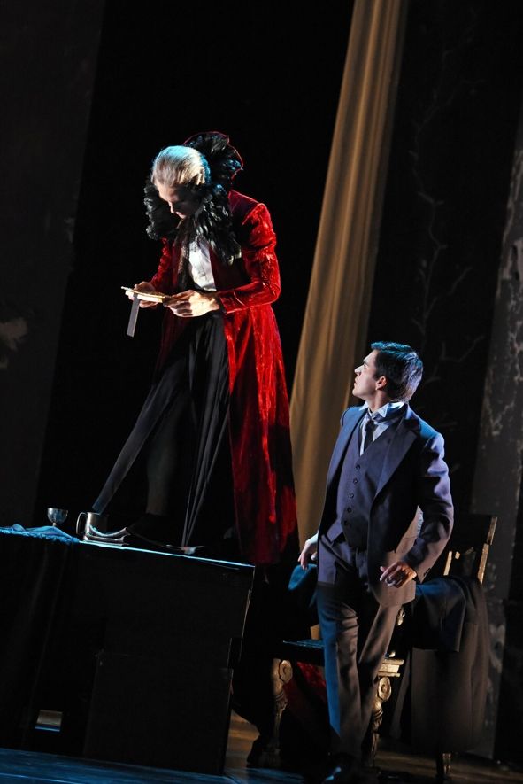 Theater und Philharmonie Thüringen / Dracula - Filip Kvacak (Graf Dracula) Hudson Oliveira (Jonathan Harker) © Sabina Sabovic