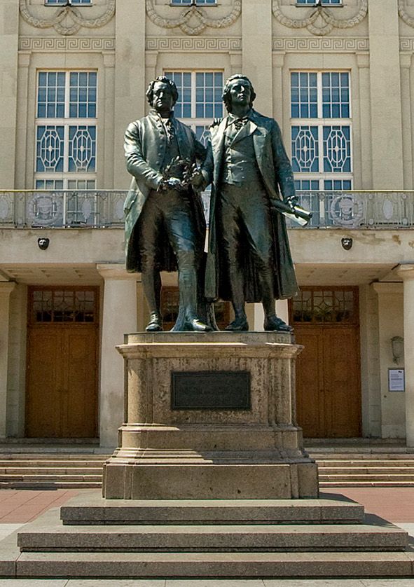 Deutsches Nationaltheater Weimar / Denkmal Schiller - Goethe vor dem DNT © Thomas Müller