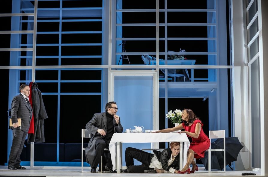 DNT Weimar / LULU - Szenenfoto mit Bjoern Waag (Dr. Schön), Artjom Korotkov (Alwa Schön), Anna Harvey (Gymnasiast) und Marisol Montalvo (Lulu) © Vincent Stefan DNT Weimar / LULU - Szenenfoto mit Bjoern Waag (Dr. Schön), Artjom Korotkov (Alwa Schön), Anna Harvey (Gymnasiast) und Marisol Montalvo (Lulu) © Vincent Stefan