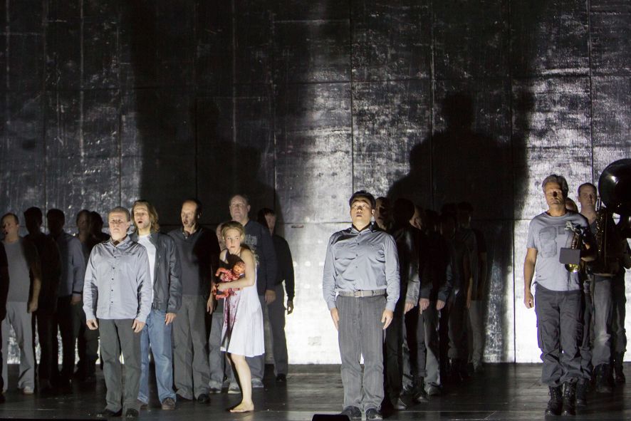 Staatstheater Darmstadt / Faust - Andreas_Wagner als Faust -Katharina Persicke als Margarethe - Chor © Martina Pipprich