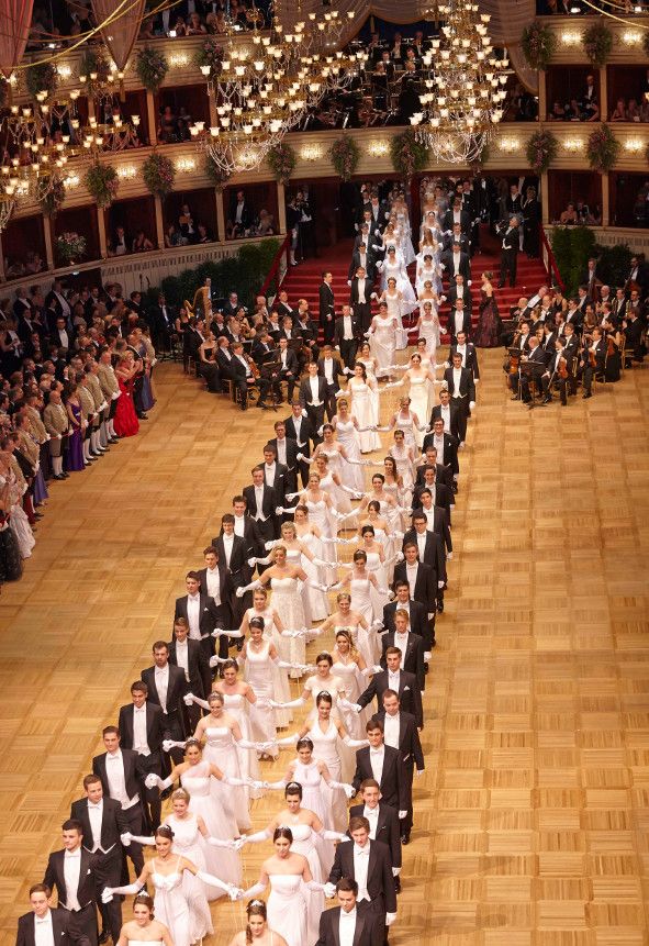 Wiener Staatsoper/ Opernball - Jungdamen und Jungherren Komittee auf dem Parkett © Michael Poehn