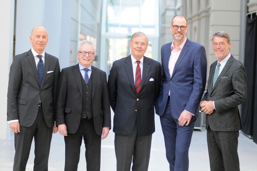 Festspielhaus Bden-Baden / Der Stiftungsvorstand des Festspielhauses Baden-Baden mit Intendant Andreas Mölich-Zebhauser und Benedikt Stampa. Von links: Thorsten Klapproth, Andreas Mölich-Zebhauser, Prof. Horst Weitzmann, Benedikt Stampa, Prof. Ernst-Moritz-Lipp (Stiftungsvorstandsvorsitzender) © manolopress Festspielhaus Bden-Baden / Der Stiftungsvorstand des Festspielhauses Baden-Baden mit Intendant Andreas Mölich-Zebhauser und Benedikt Stampa. Von links: Thorsten Klapproth, Andreas Mölich-Zebhauser, Prof. Horst Weitzmann, Benedikt Stampa, Prof. Ernst-Moritz-Lipp (Stiftungsvorstandsvorsitzender) © manolopress