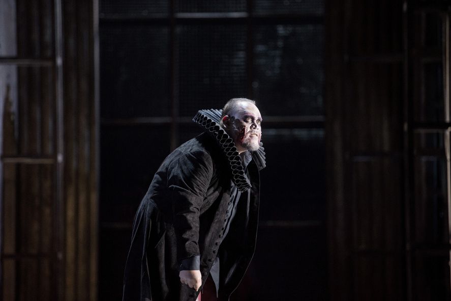 Oper Frankfurt / Quinn Kelsey als Rigoletto © Monika Rittershaus