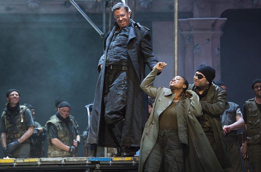 Theater Bonn / Attila wird Odabella als Beute zugeführt © Thilo Beu Theater Bonn / Attila wird Odabella als Beute zugeführt © Thilo Beu