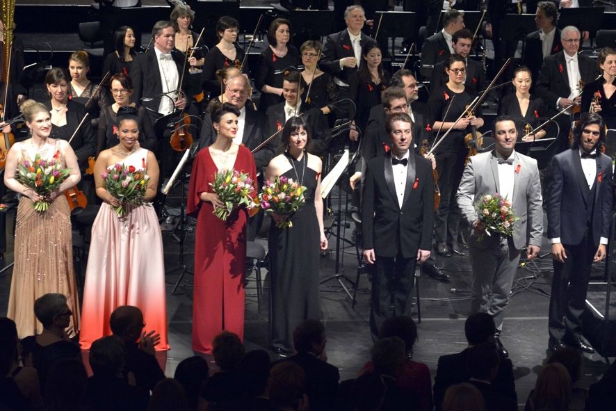 Deutsche Oper am Rhein / 8. Aidsgala in Düsseldorf - Beim Schlussapplaus: Jane Archibald, Golda Schultz, Valentina Naforni?a, Michèle Losier, Boris Pinkhasovich, Abdellah Lasri und Joel Prieto, Düsseldorfer Symphoniker © Paul Esser