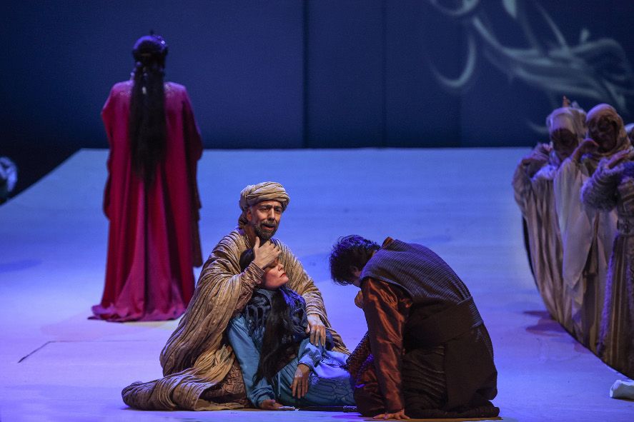 Deutsche Oper am Rhein Düsseldorf / Turandot - Timur, Sklavin Liù, Kalaf, im Hintergrund: Turandot_Chor © Hans Joerg Michel