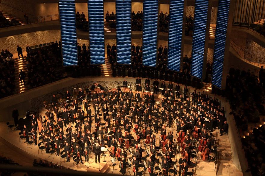 Elbphilharmonie Hamburg / Nahezu 400 Mitwirkende bei Mahlers Achter © Patrik Klein