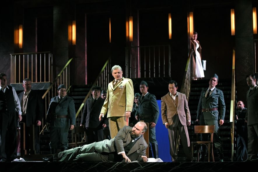 Theater und Philharmonie Thüringen / Masepa - Johannes Beck (Masepa) und Ulrich Burdack ((Kotschubej) am Boden oben auf der Treppe rechts Anne Preuß (Maria) Herren des Opernchors © Sabina Sabovic Theater und Philharmonie Thüringen / Masepa - Johannes Beck (Masepa) und Ulrich Burdack ((Kotschubej) am Boden oben auf der Treppe rechts Anne Preuß (Maria) Herren des Opernchors © Sabina Sabovic
