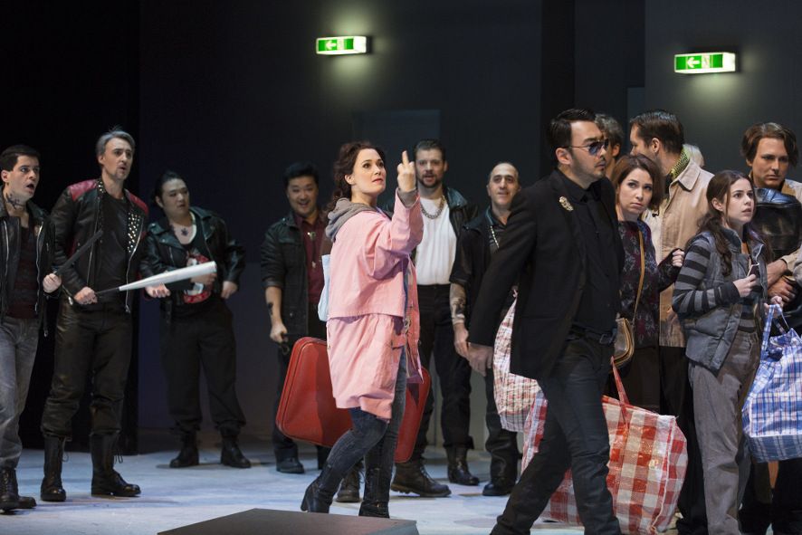  Staatstheater Nuernberg / Italienerin in Algier_Isabella_Ida Aldrian wird von Haly_Wonyong Kang aus Flüchtlingsunterkunft abgeholt © Ludwig Olah