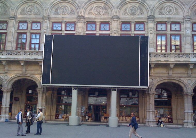  Wiener Staatsoper / Videoleinwand am Herbert von Karajan Platz © IOCO