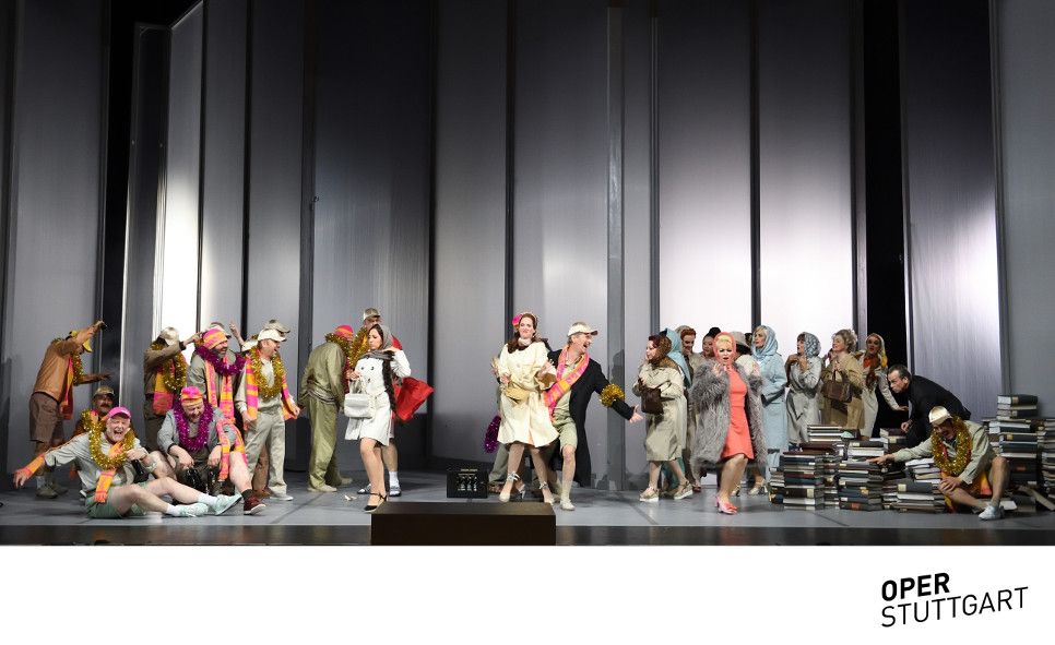 Oper Stuttgart / Tod in Venedig - Georg Nigl als ältlicher Geck, Matthias Klink und Staatsopernchor © Oper Stuttgart