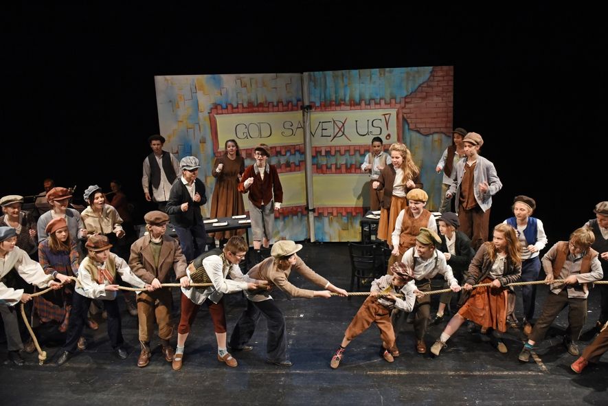 Theater und Philharmonie Thüringen / OLIVER TWIST - Julie Tittel (Oliver Twist), Joana Czekalla (Fagin) © Sabina Sabovic Theater und Philharmonie Thüringen / OLIVER TWIST - Kinderchor (Waisenkinder) © Sabina Sabovic